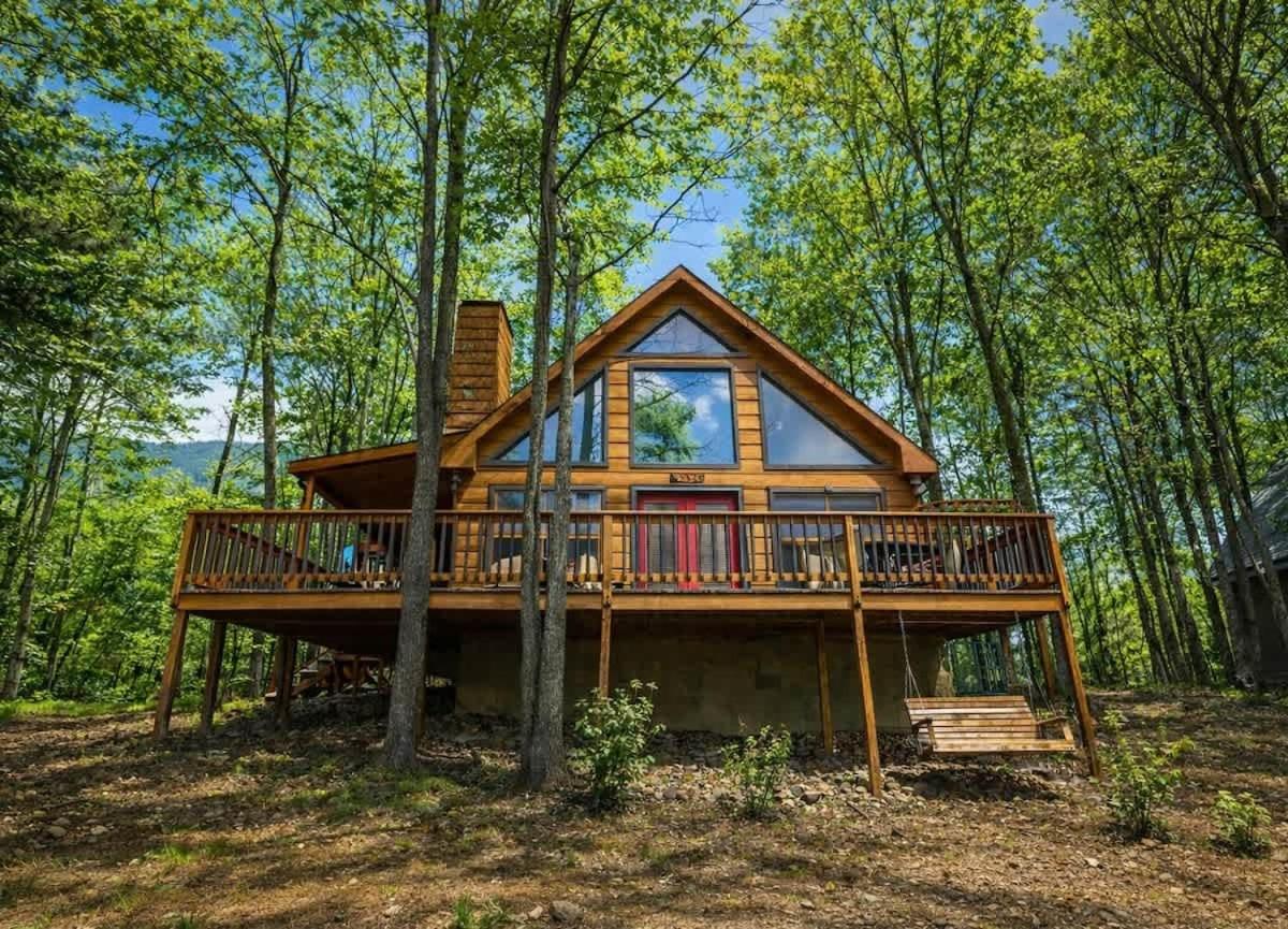Charming Smoky Mtn Cabin with Hot Tub & Arcade - B&B Sevierville