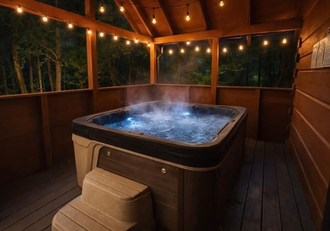 Charming Smoky Mtn Cabin with Hot Tub & Arcade - B&B Sevierville