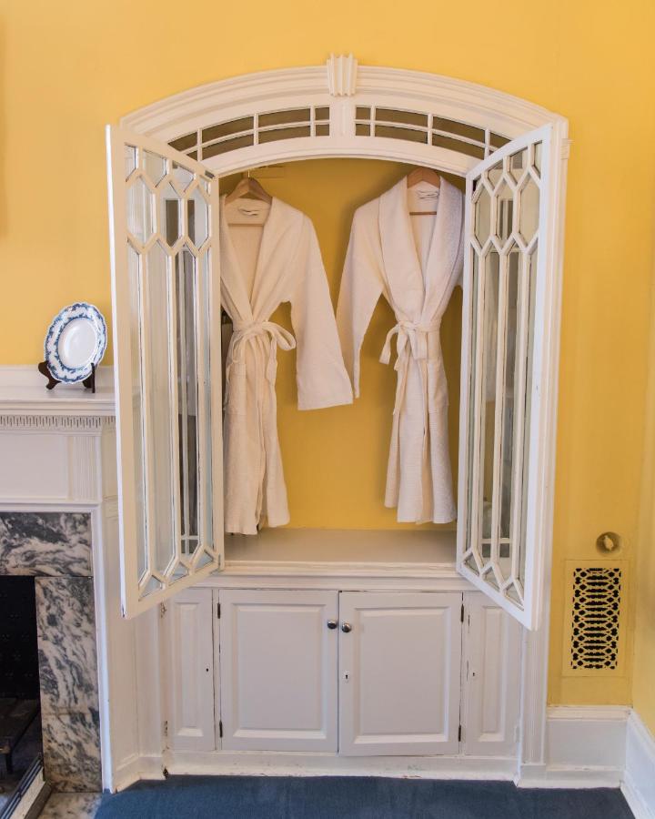 Chambre Lit Queen-Size avec Salle de Bains Commune N° 2