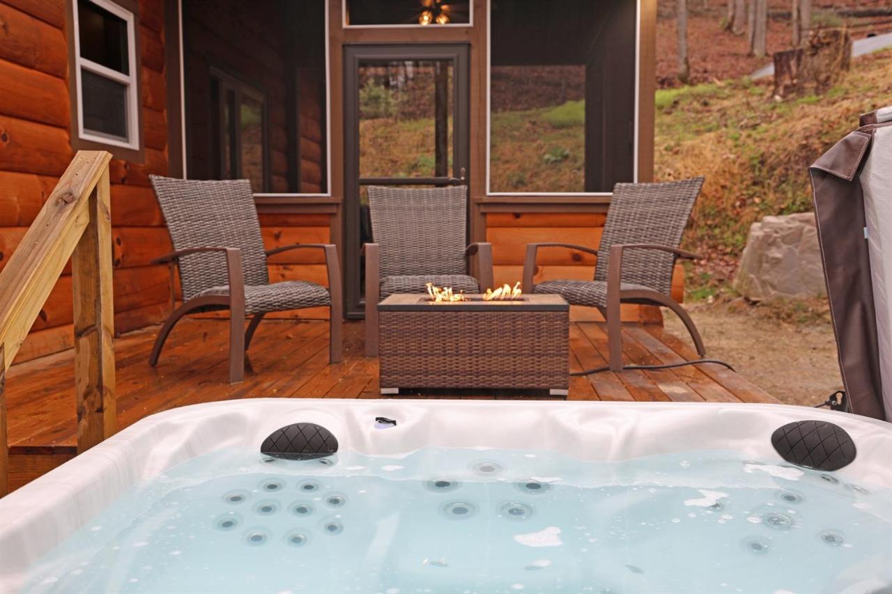 2BR Fishing Cabin w Fire Pit, Hot Tub, EV Charger - B&B Bryson City