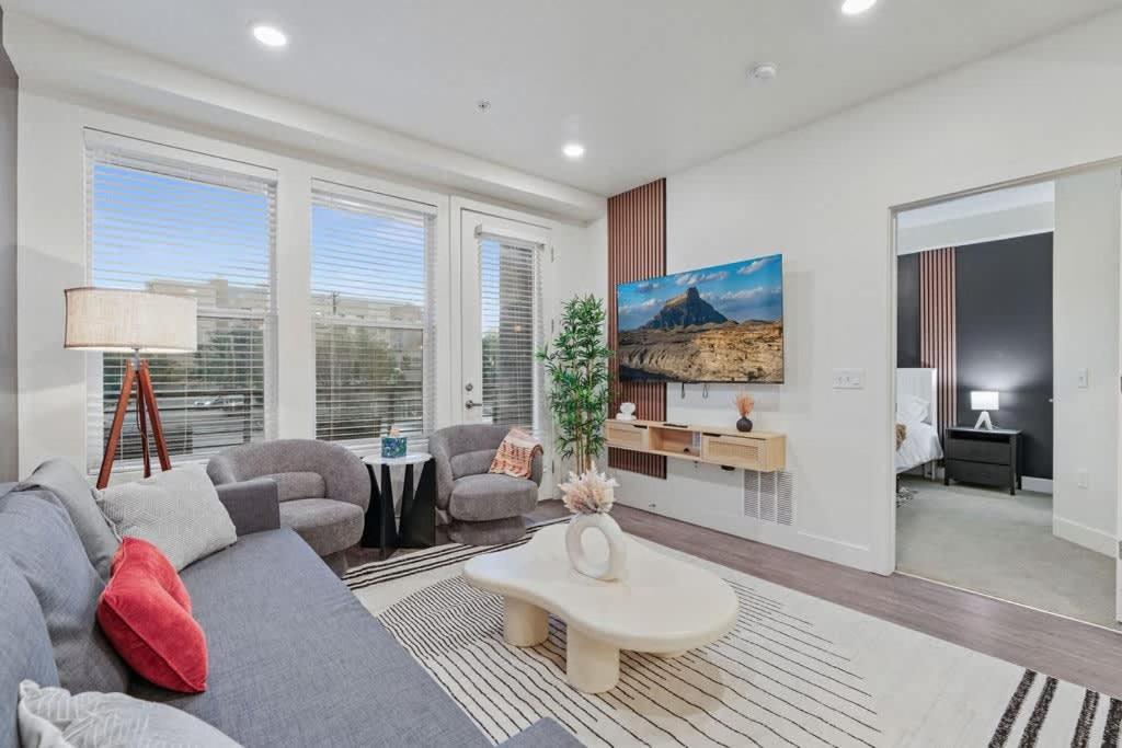 1BR Escape w Parking, Near Temple Sq & Delta Ctr - Bed and Breakfast Salt Lake City