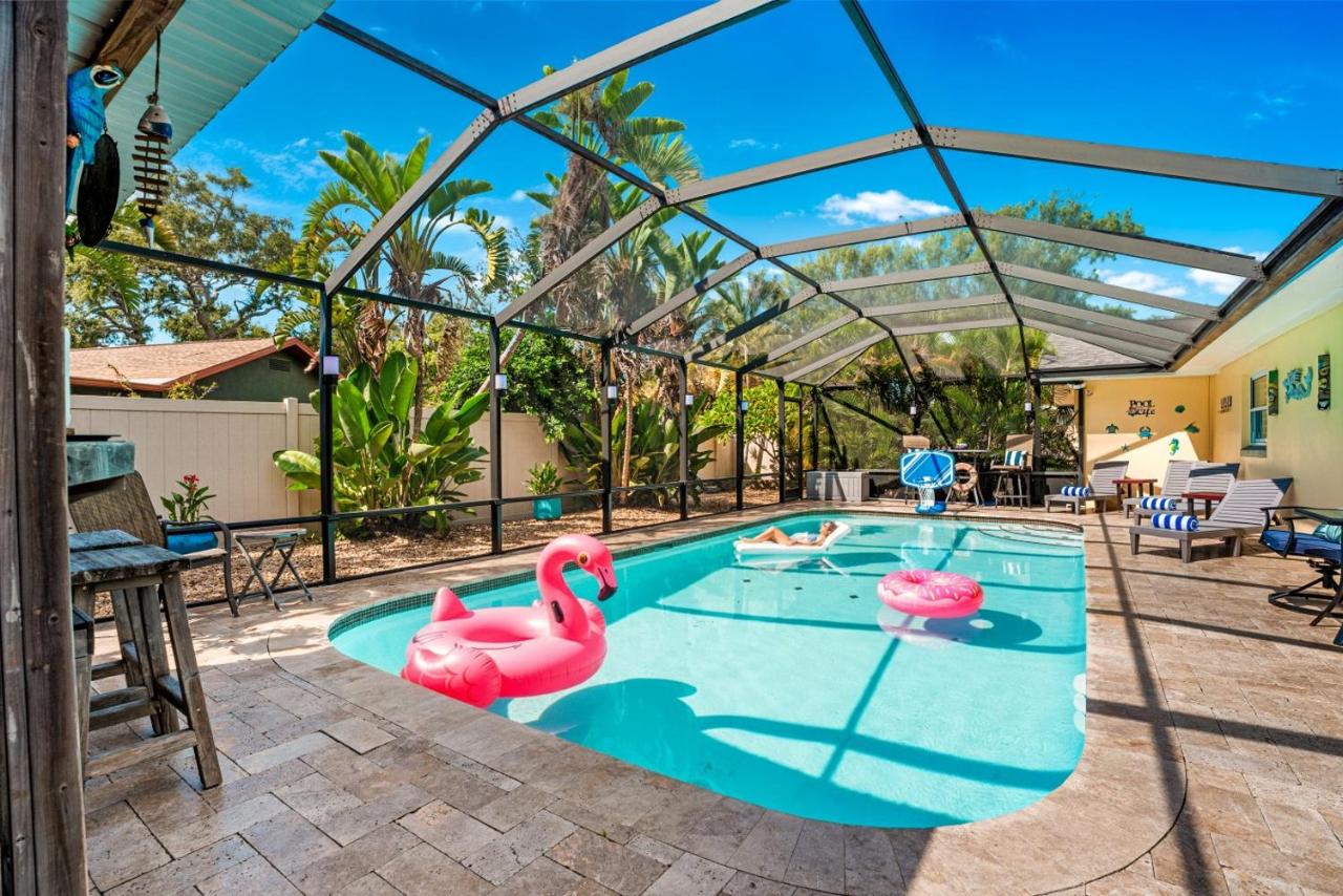 Coastal Luxury! Mins to Beach, Heated Pool, Tiki Bar - B&B Largo