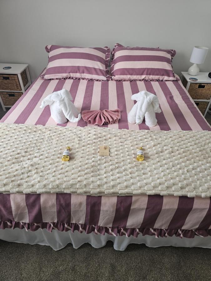 Large bedroom with en-suite in a new house Devonport - B&B Auckland