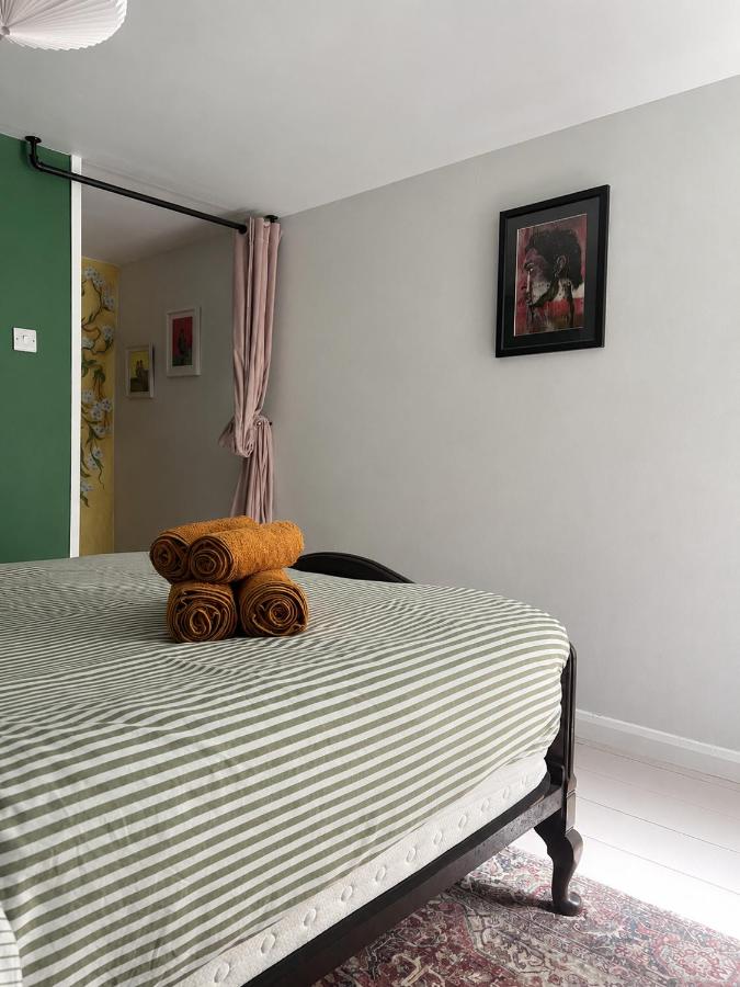 Little B - Artist owned boutique apartment near Southsea Beach - Bed and Breakfast Portsmouth