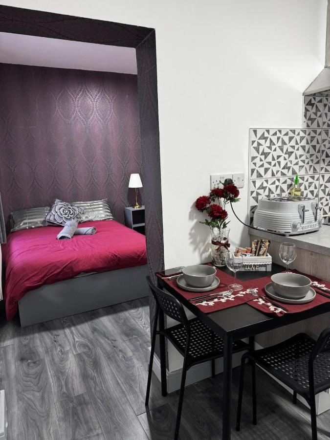 Stylish Burgundy Escape In The Heart Of City - Bed and Breakfast Birmingham
