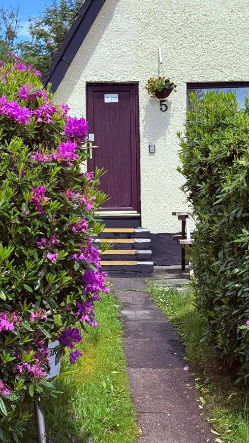 1 Bedroom Cabin with Mountain & Loch Views - Quiet Location between Glencoe & Ben Nevis - B&B Corran
