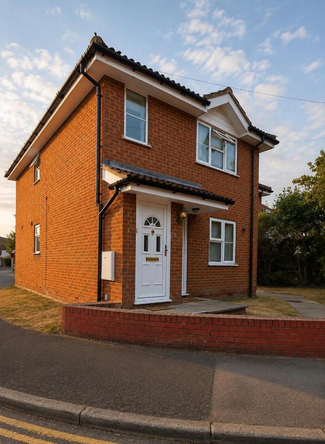 1-Bed Apartment, Sleeps 3, Free Parking, Close to Heathrow and Ealing - B&B Northolt
