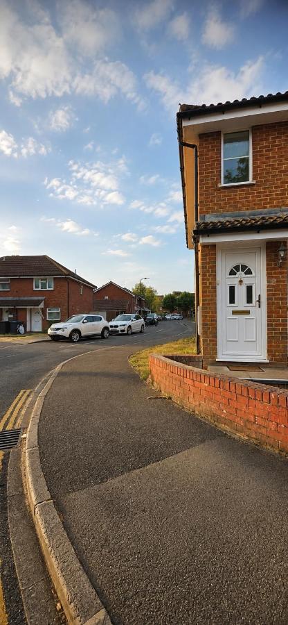 1-Bed Apartment, Sleeps 3, Free Parking, Close to Heathrow and Ealing - B&B Northolt