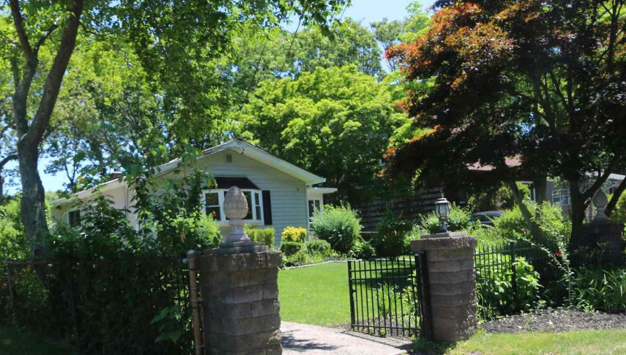 Peaceful 3BR Garden Cottage - Long Island Escape - B&B Coram