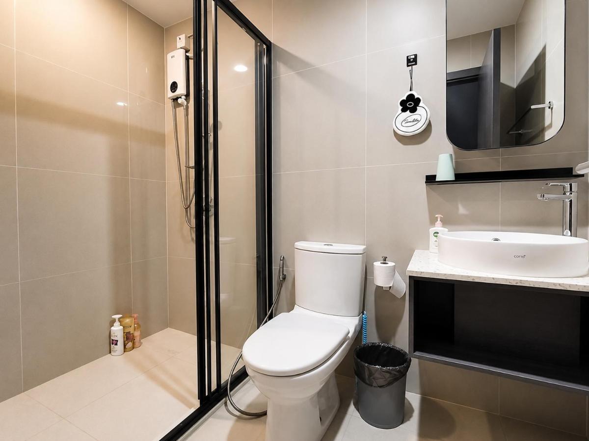 1 minute to the subway entrance Mrt Huai Khwang Most cozy room in this city central The condo has an infinity swimming pool and gym on the top floor - Chambres d'hôtes Bangkok