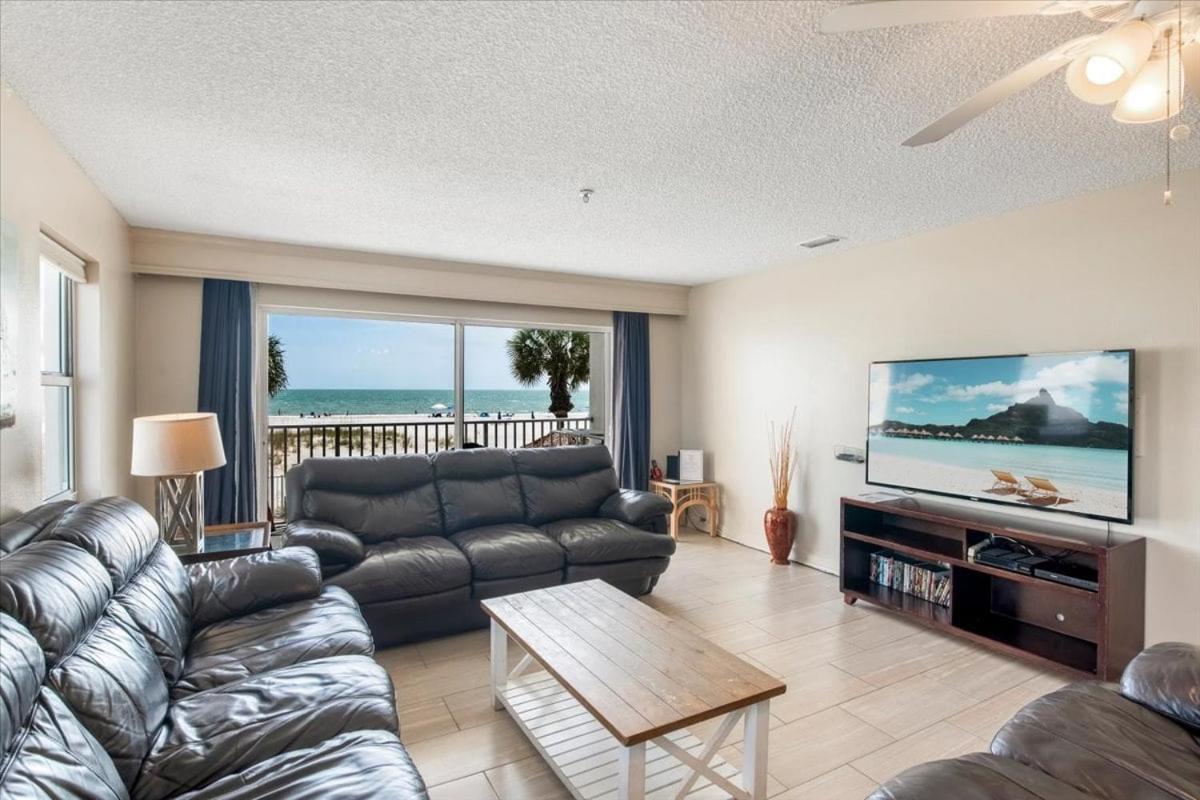 Sea Breeze 101, pool, hot tub, beach front, free parking for 2 cars - Bed and Breakfast St. Pete Beach