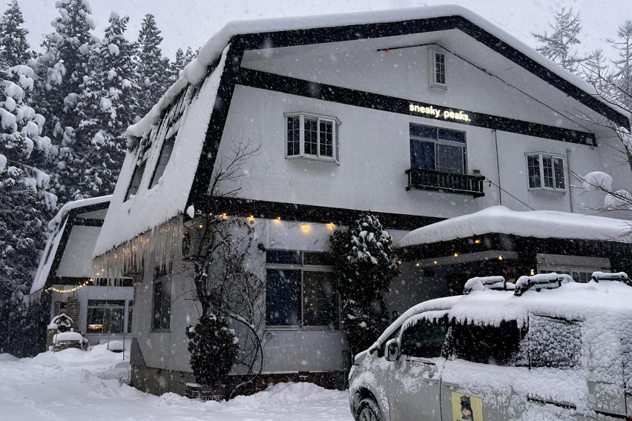 sneaky peaks - B&B Hakuba