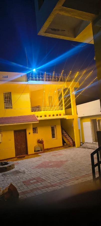 Close2heaven 3 bedroom house with 2 toilets yellow house - B&B Kodaikānāl