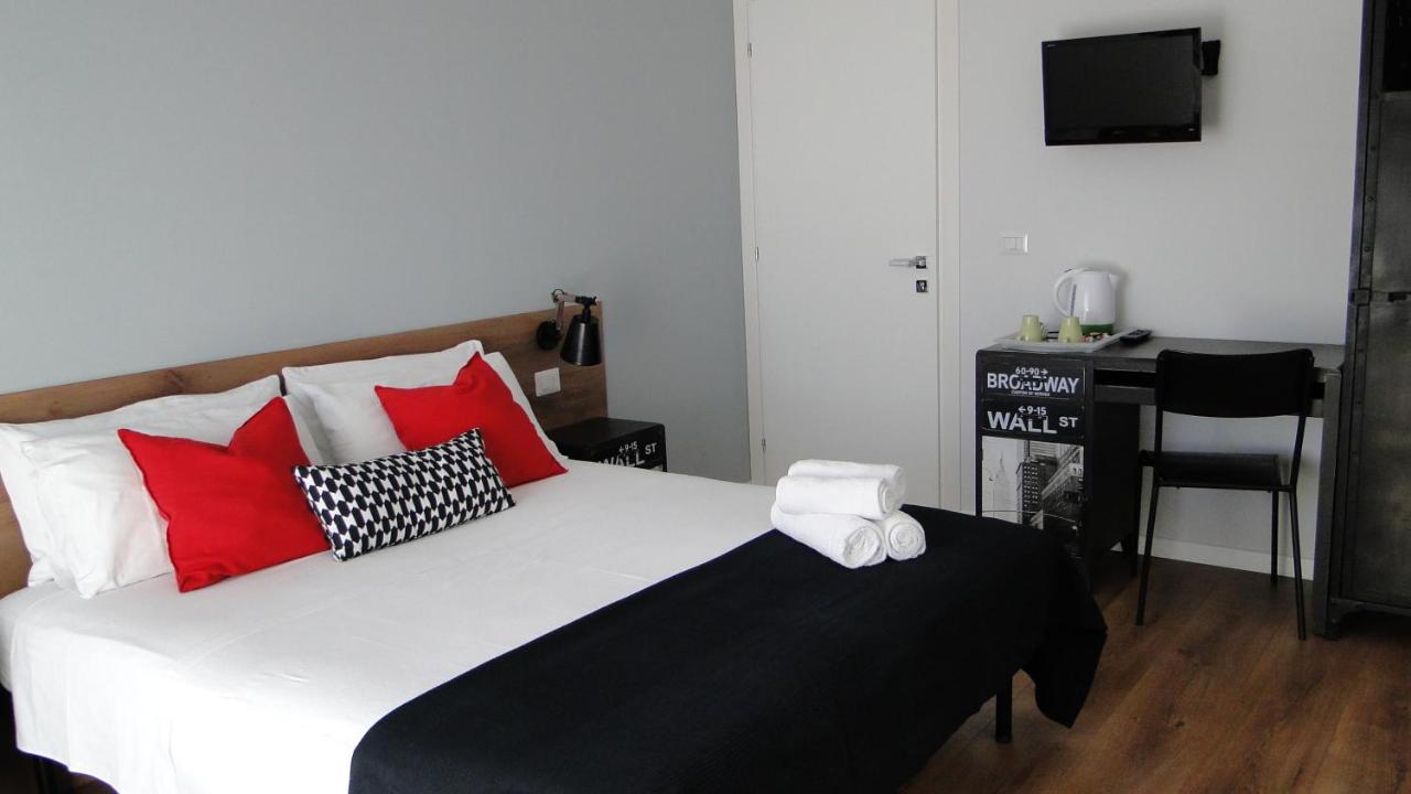 Deluxe Double Room with Side Sea View