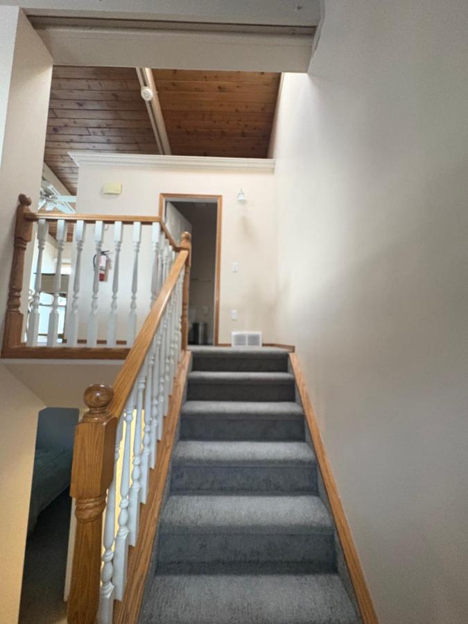 Lovely 2 bdrm Semi-detached - Ferienwohnung Calgary