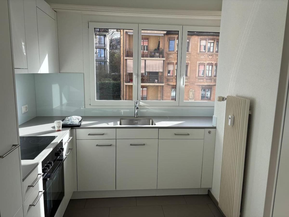 Stylish 2BR with Stunning Zurich Views - Tilia 41 - Bed and Breakfast Zürich