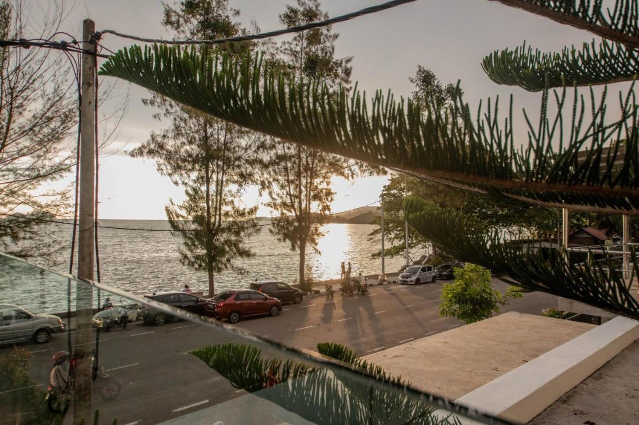 Seafront 5BR Landed Home 14 Pax with Ocean Seaview & Netflix WiFi - Ferienwohnung Bayan Lepas