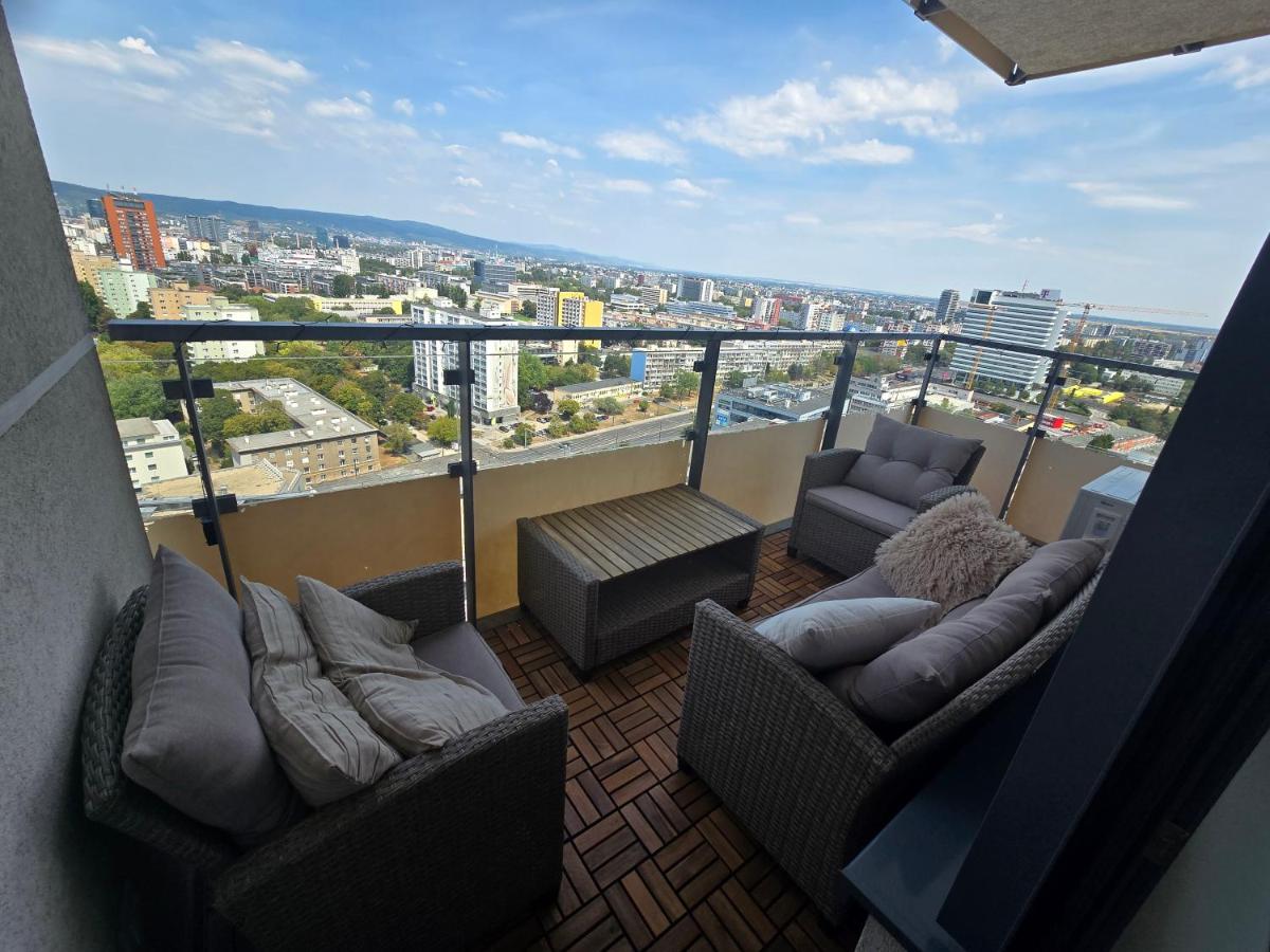 City-View stay near Nivy & Downtown - B&B Trnávka