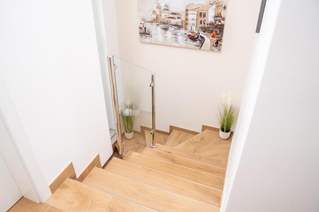Beachfront Reiterer Villa V2 with Seaview 30 meters from the Beach - CROWONDER LUXURY RENT - Ferienwohnung Privlaka