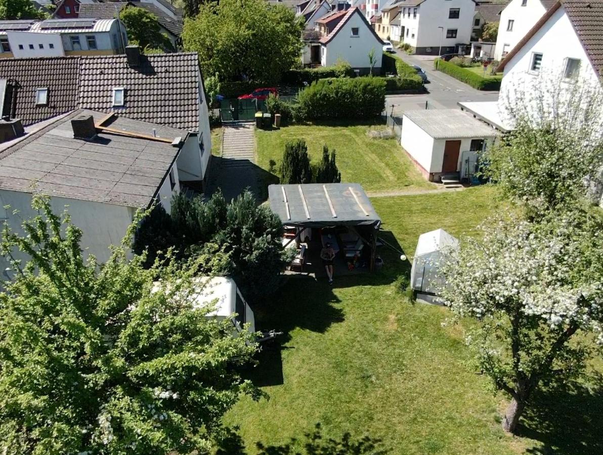 Ganzes Ferienhaus mit Garten, 5x Schlafzimmer, Wohnzimmer, Küche, Bad WC, Gratis Parkplätze WiFi, Smart TV, so privat wie zu Hause, am Glockenbruchweg - Chambres d'hôtes Cassel