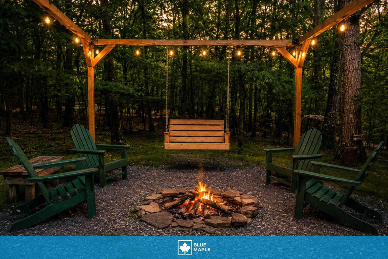 Cozy Cabin w Hot Tub Fire Pit & Loft Getaway - Bed and Breakfast Berkeley Springs