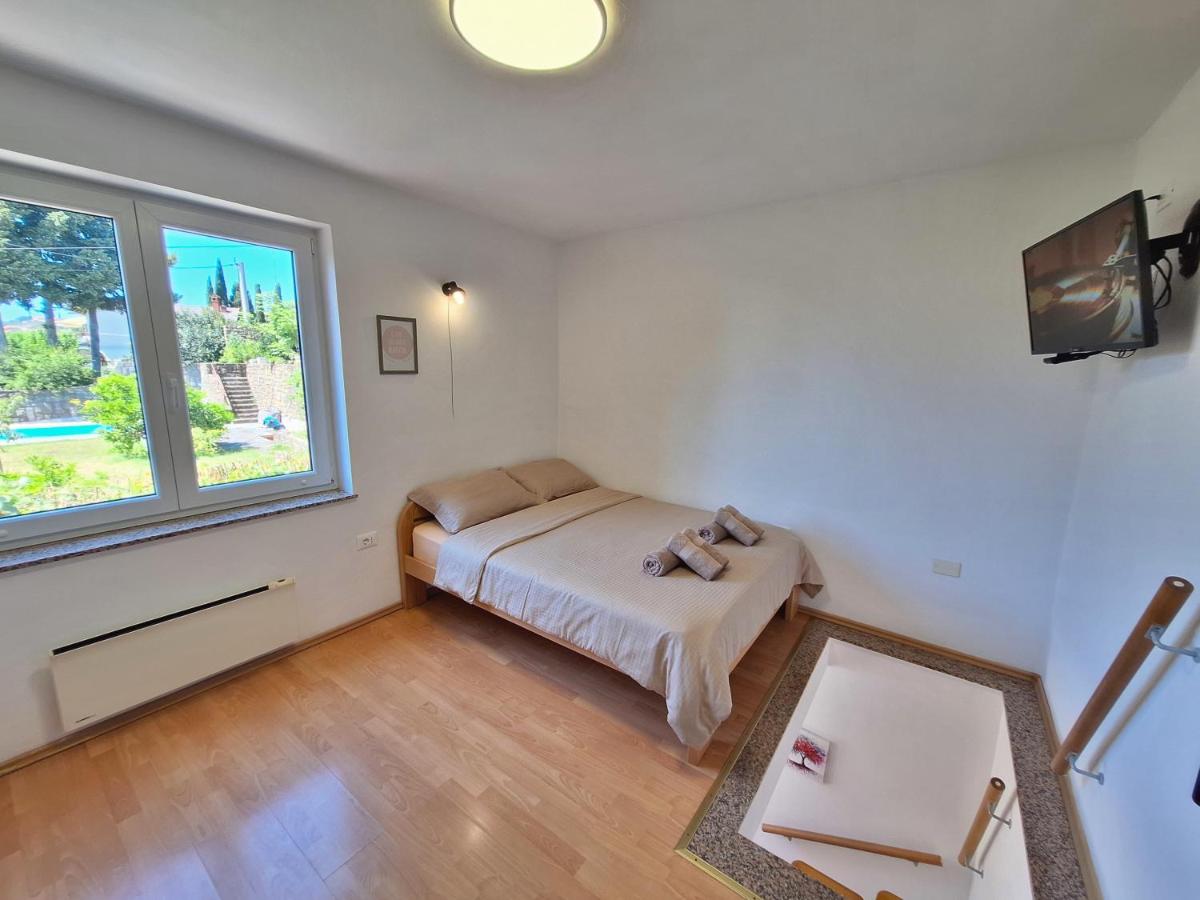 Apartment Carolina - Hillside Stay, Steps from the Sea - Bed and Breakfast Portorož