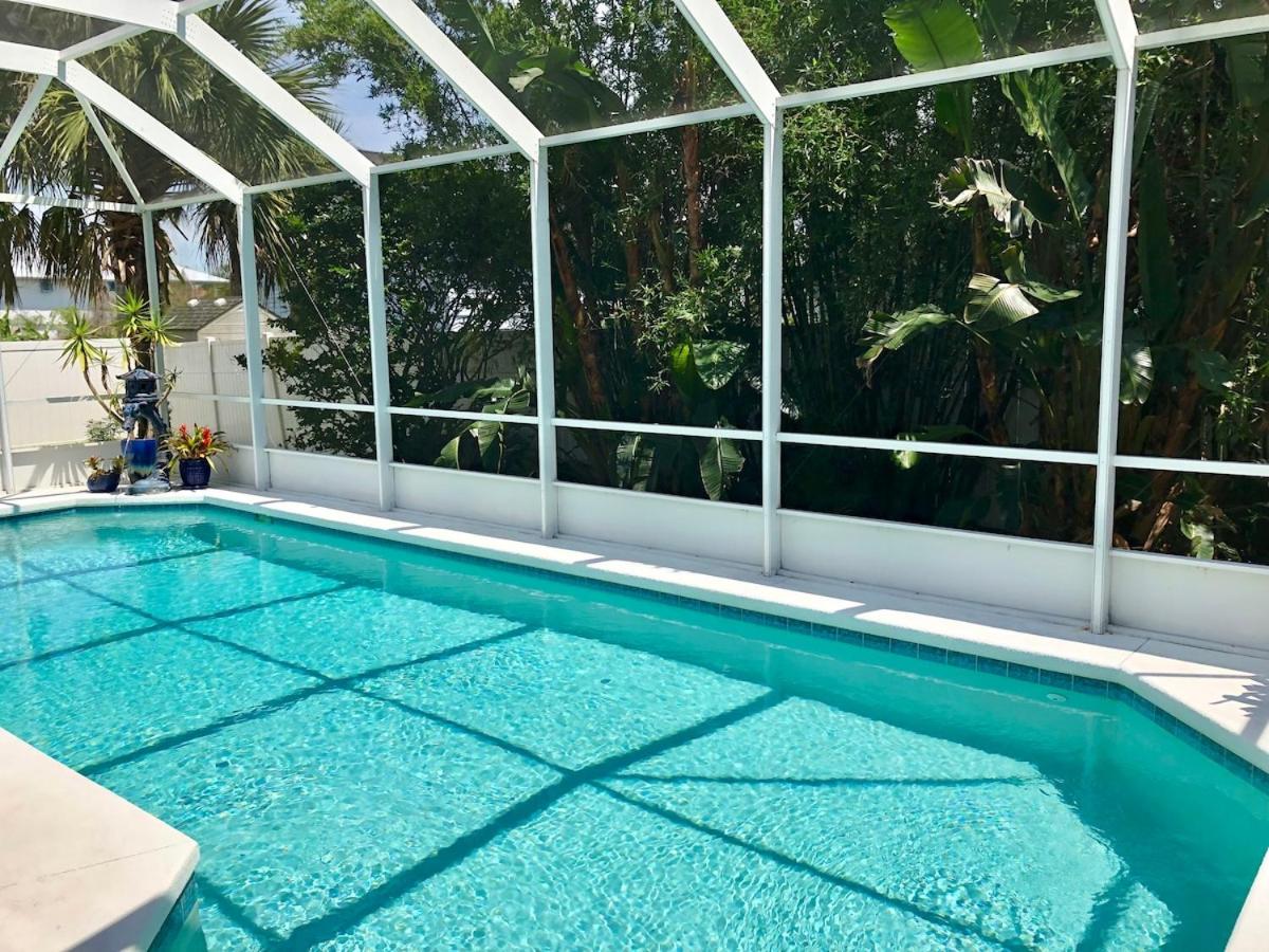 Poolside Ocean Living for the Family - Bed and Breakfast Palm Coast