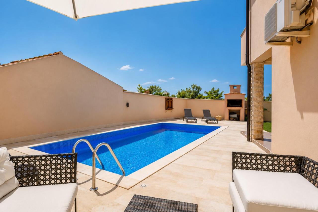 Holiday Home Fulia with pool - B&B Galižana