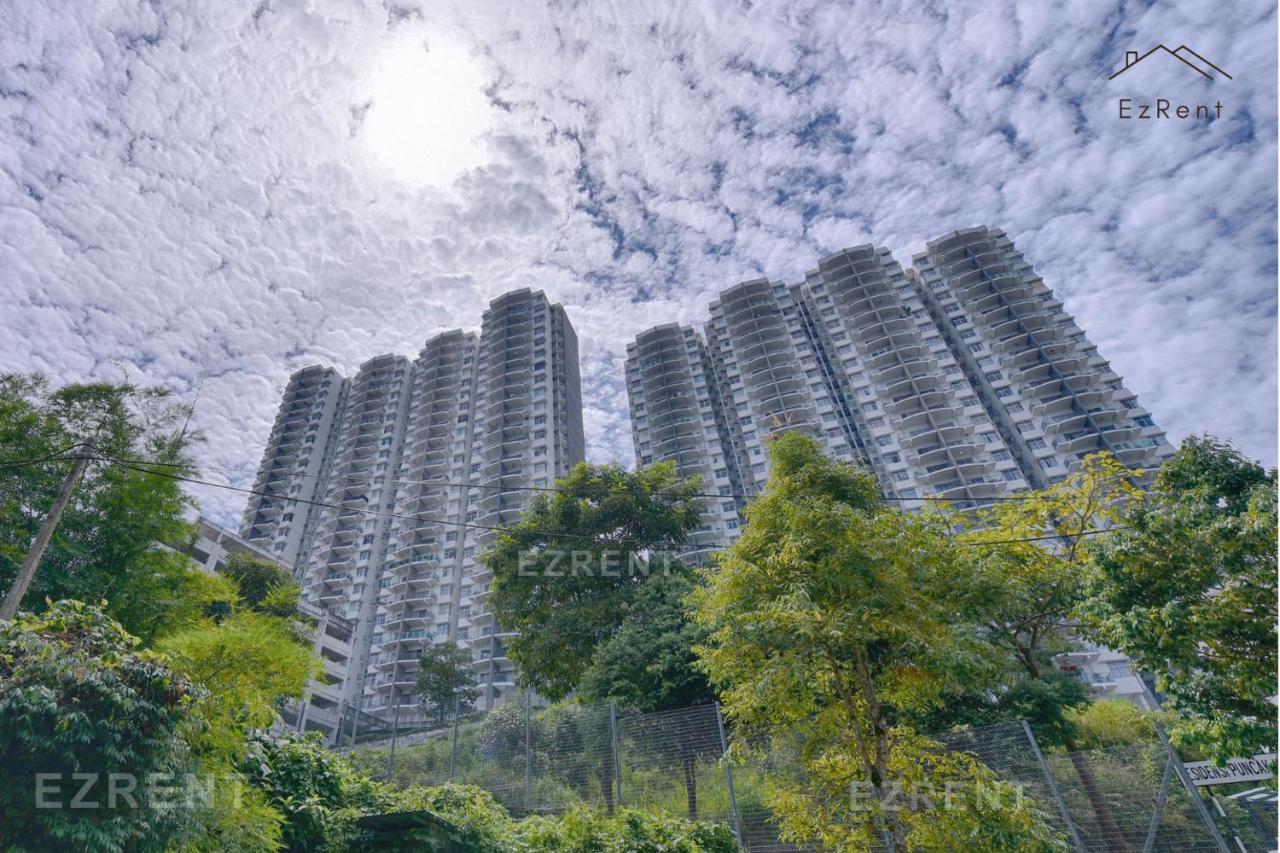 Black White 3BR Condo near Taiping Lake Garden Zoo with Netflix WiFi - Chambres d'hôtes Taiping