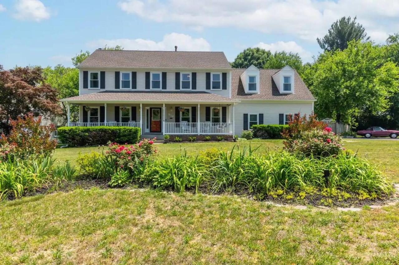 Lrge 5 BR 9 Beds Near DC-Pool, Hot Tub, Gym, Game Rm, Fire Pit - Bed and Breakfast Bowie