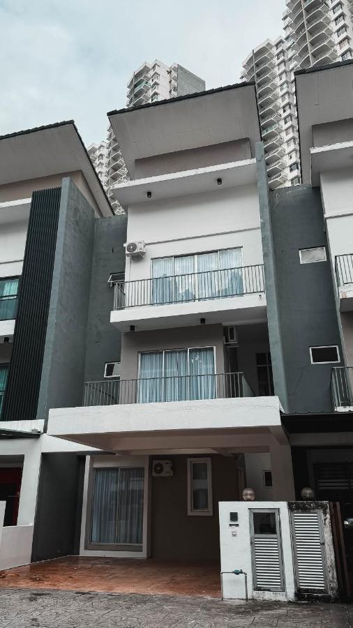 Modern European Terrace House for Family Stay with Free WiFi & Netflix near Taiping Lake Garden Zoo - Chambres d'hôtes Taiping