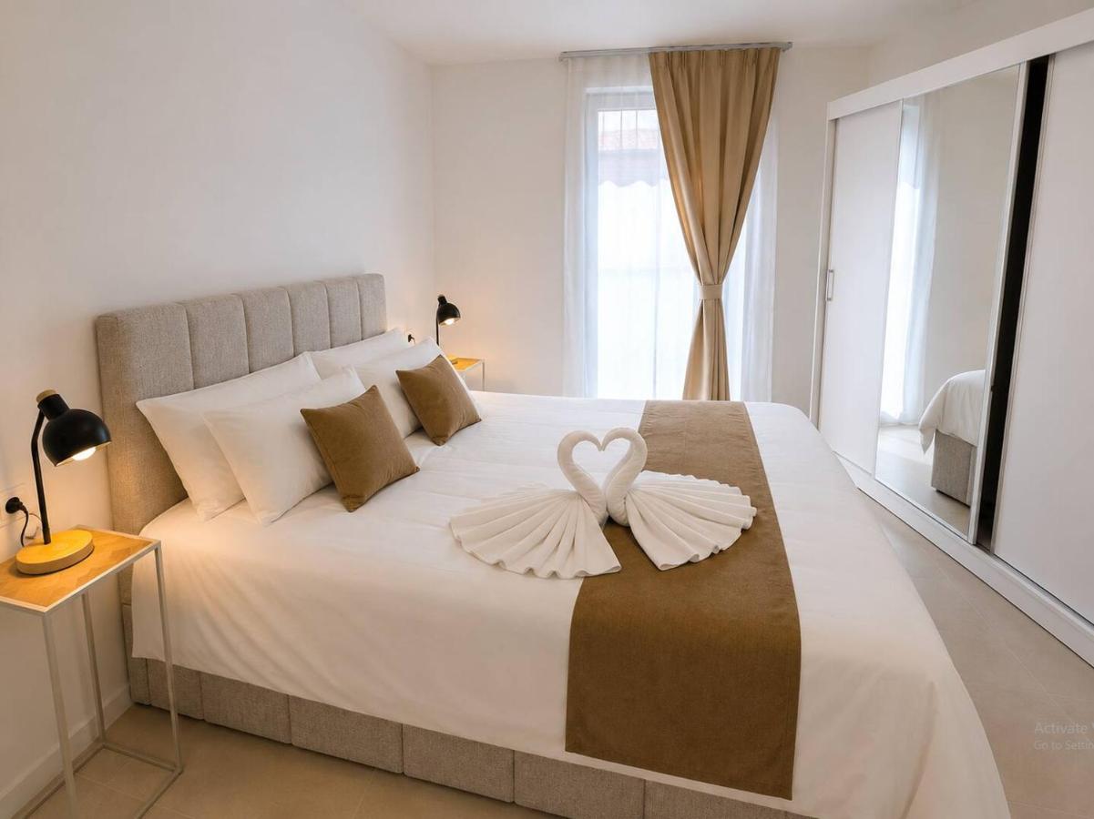Luxury 1BR & Sofa Bed, Patio, 7min to the Beach - B&B Ostend