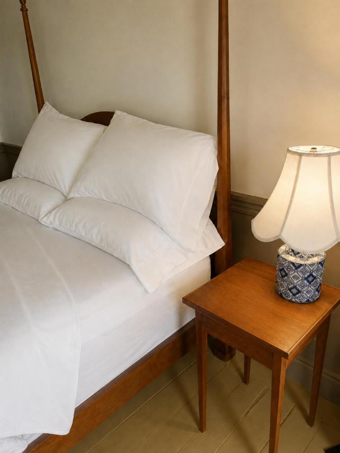 Habitación con cama grande y vistas al mar