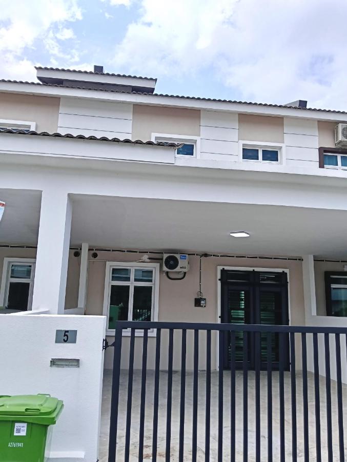 Wanis Homestay Rumah 2 Tingkat - B&B Kuantan