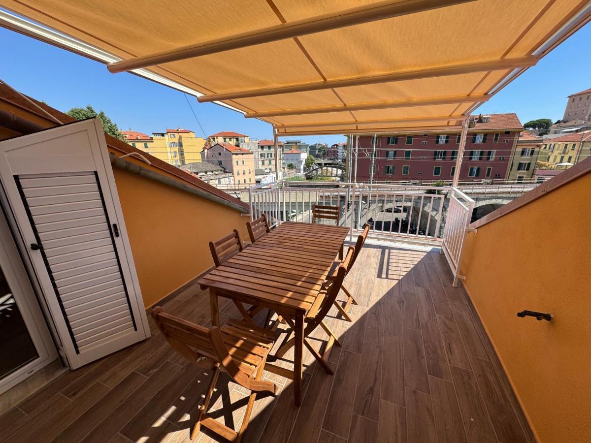 -Due Passi dal Mare- Attico in Centro con Terrazzo - Ferienwohnung Varazze