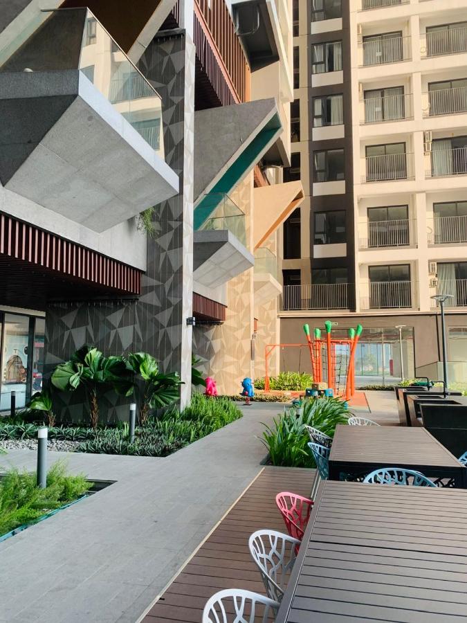 Tayastay - High Floor 2BR Apt with Pool View - Near VSIP & Mall - Bed and Breakfast Bình Hòa
