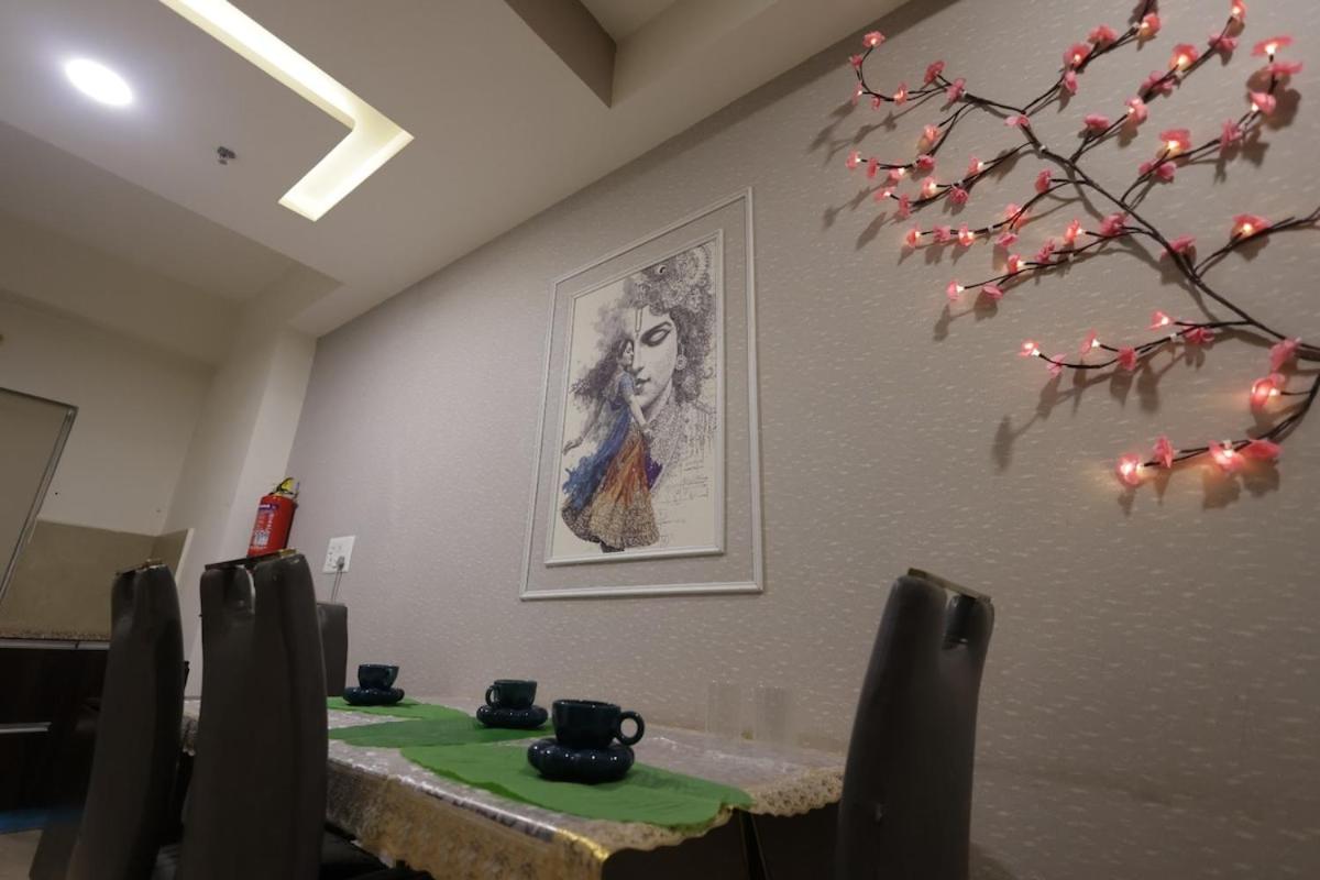 Morpankh Kutir elegant Krishna peacock themed have - B&B Vrindāvan