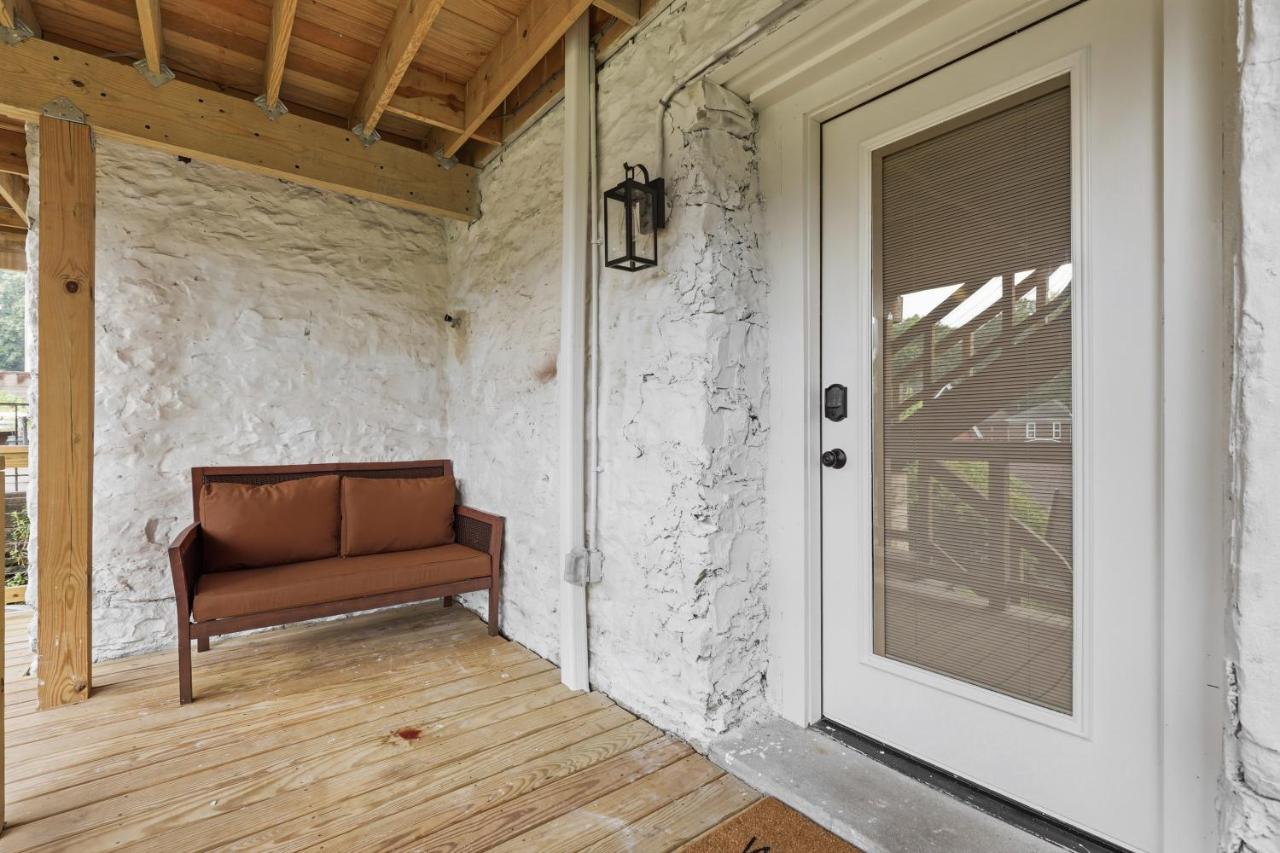 Modern Private Suite in Greenfield, Own Entry - B&B Pittsburgh