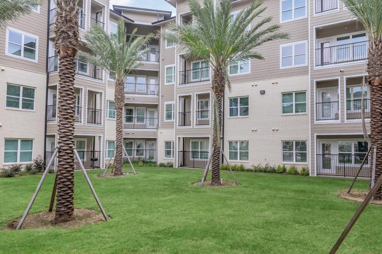 Modern Pool View 2BR Workspace Fast WiFi - B&B Houston