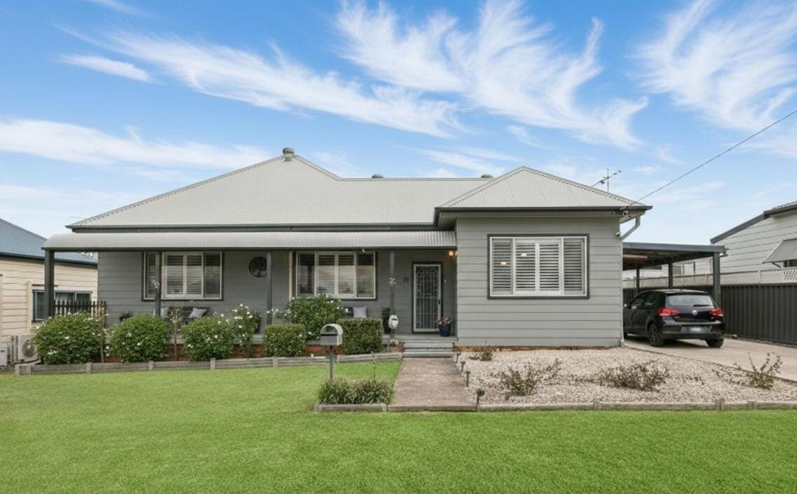 Wine Country Family Retreat with Heated Pool - B&B Cessnock