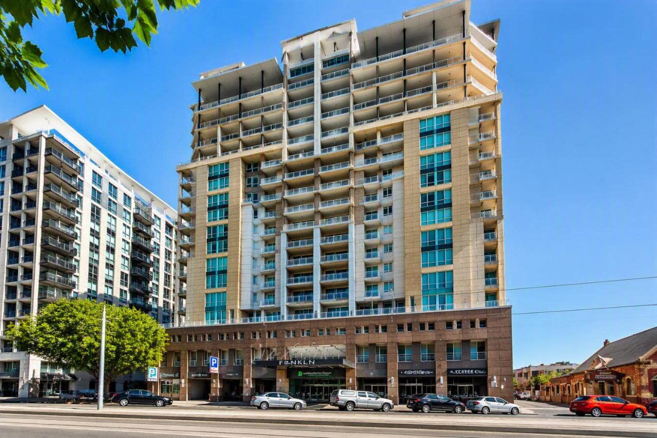 Luxe 3BR Penthouse North Terrace CBD, Parking & City Views - Chambres d'hôtes Adélaïde