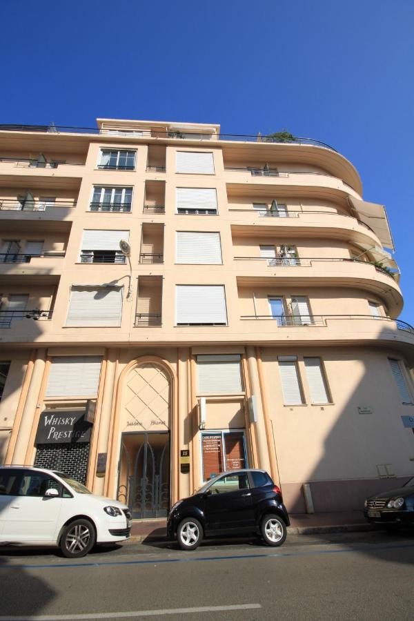 From Hollywood to Bollywood 2 Bedrooms 2 Bathrooms - 1 min from Croisette&Beach, 12 Min from the Palais - B&B
