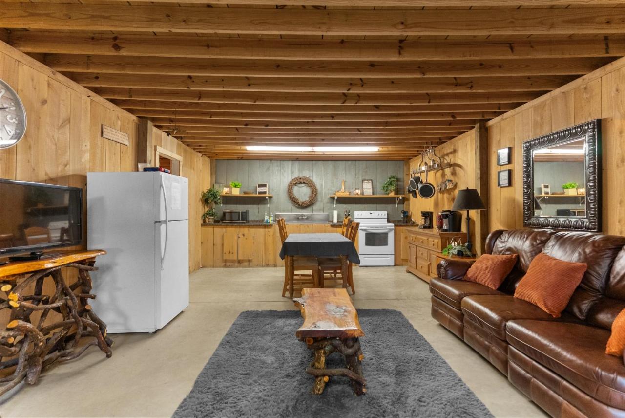 Spacious & Unique Cabin l Sleeps 10 l Brimstone Access l Hot Tubs - B&B Huntsville