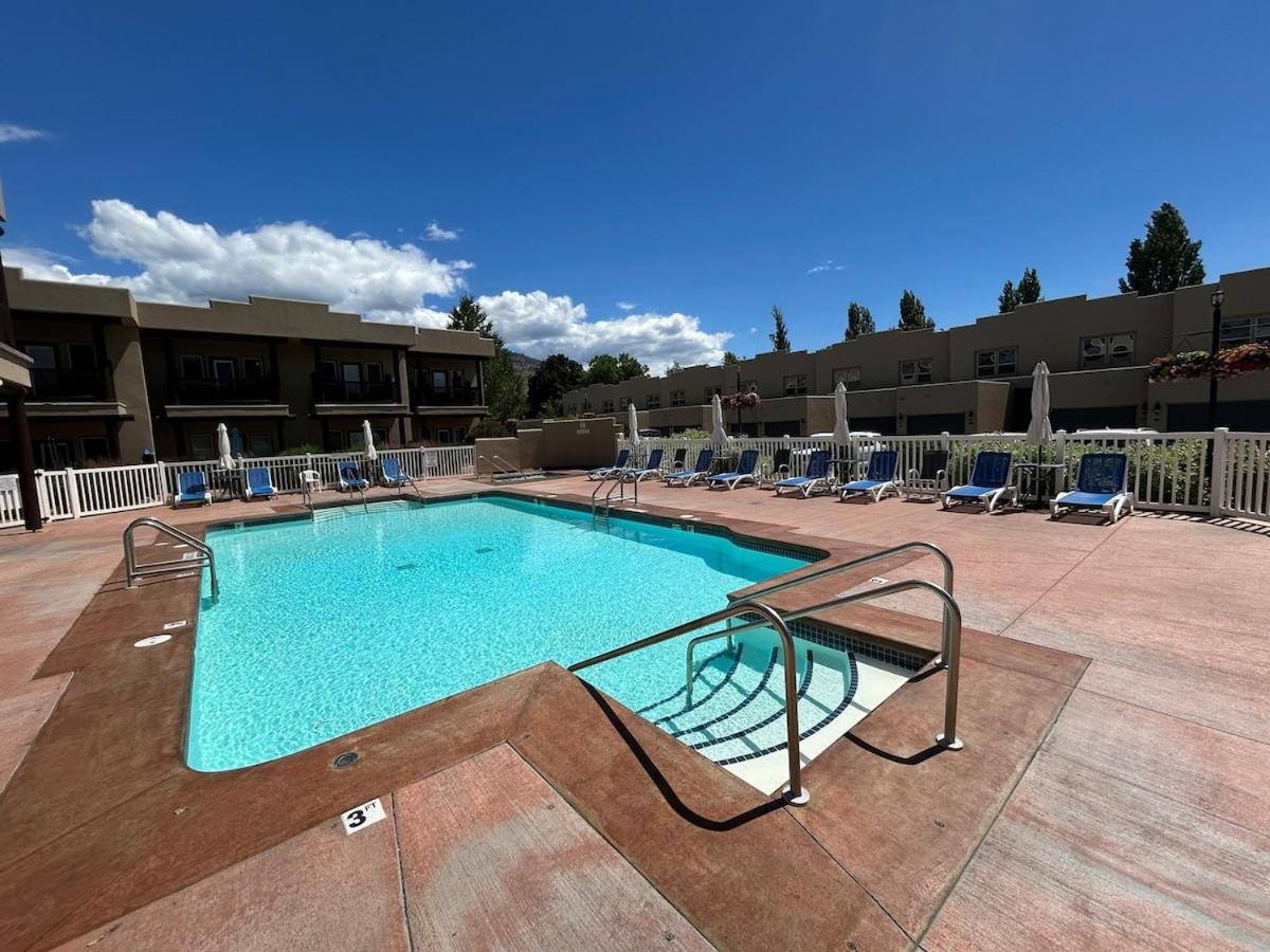 Luxury Condo 2Bed, 1Bath, Pool, Hot Tub, Beach, Golf - Chambres d'hôtes Osoyoos
