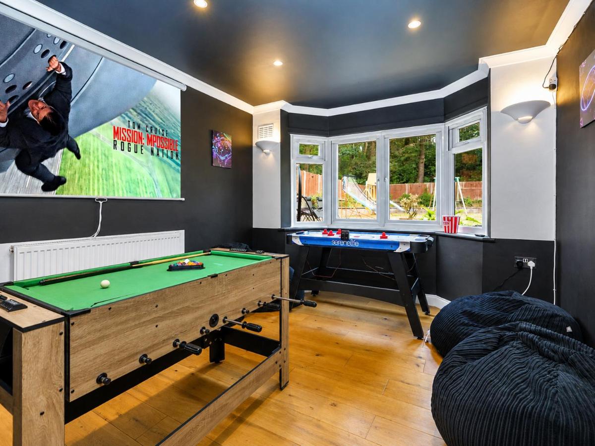 Large 4-Bed House with Hot Tub and Free Parking - Chambres d'hôtes Bournemouth
