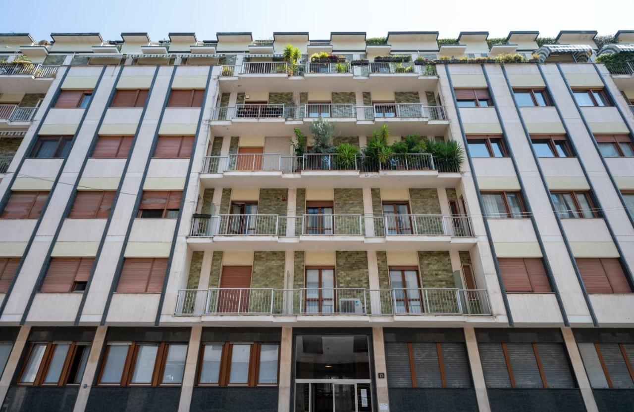 Spacious Aparment 10 mins walk from Duomo - B&B Milan