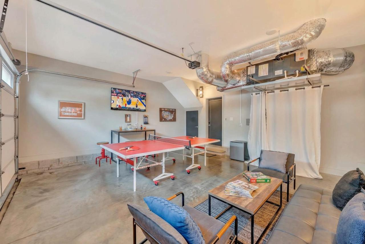 Rooftop Deck Grill Ping Pong Near Downtown Nashville - B&B Nashville
