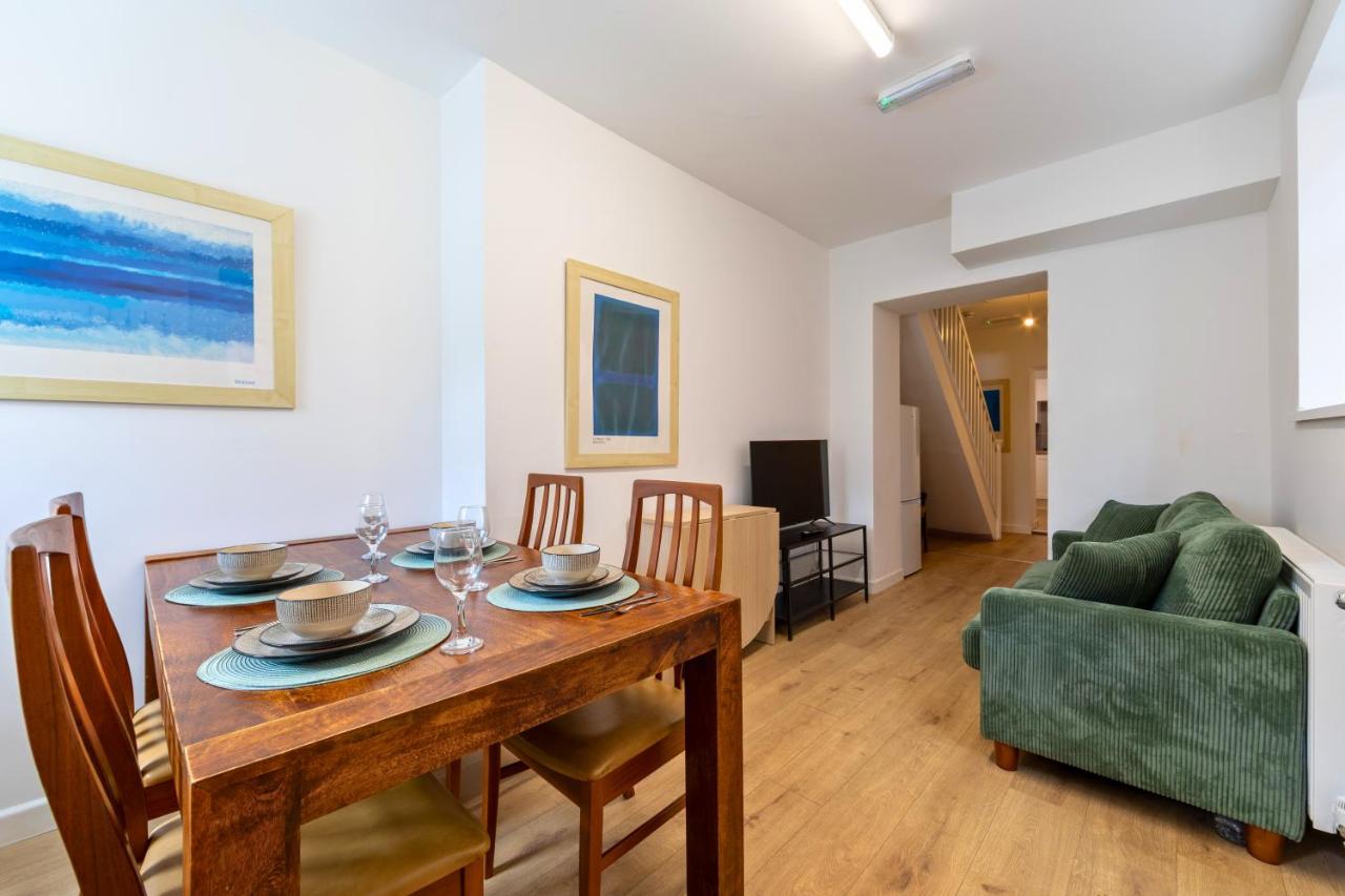 6 Bedroom House for up to 10 People - Chambres d'hôtes Merthyr Tydfil