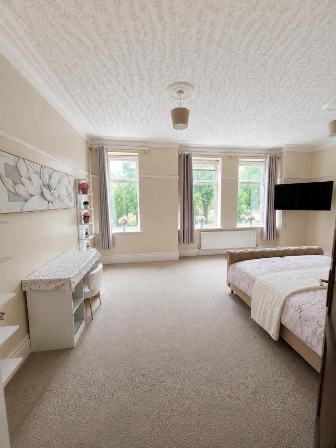 Extra Large Bright Room in the Heart of Stoke - Chambres d'hôtes Stoke-on-Trent