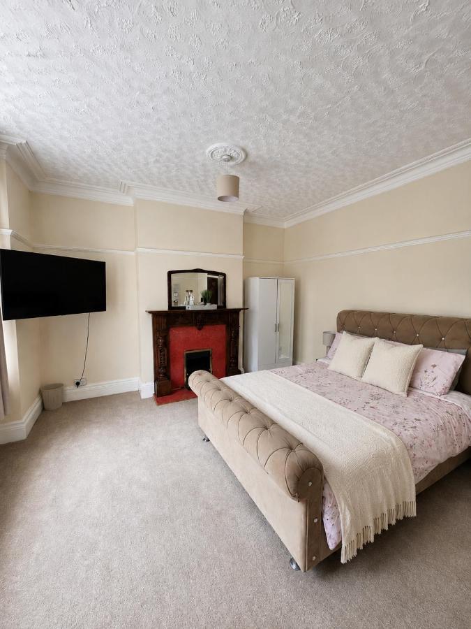 Extra Large Bright Room in the Heart of Stoke - Chambres d'hôtes Stoke-on-Trent